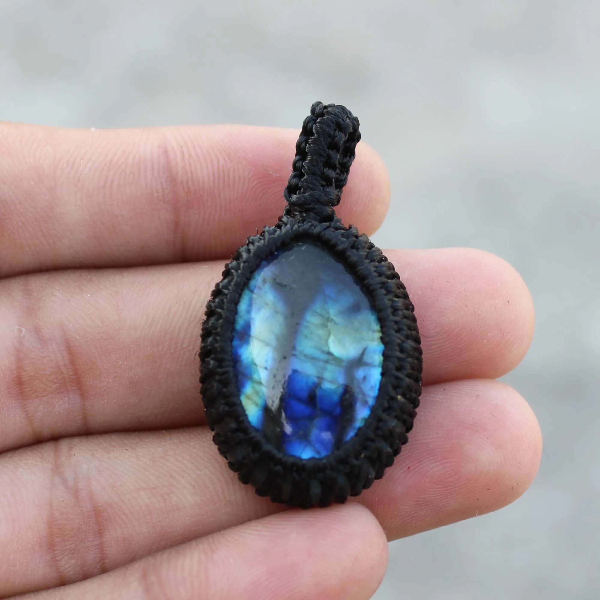 Разумный глянцевый лабрадорит камень ручной работы для изготовления кулонов ювелирный оптовая цена