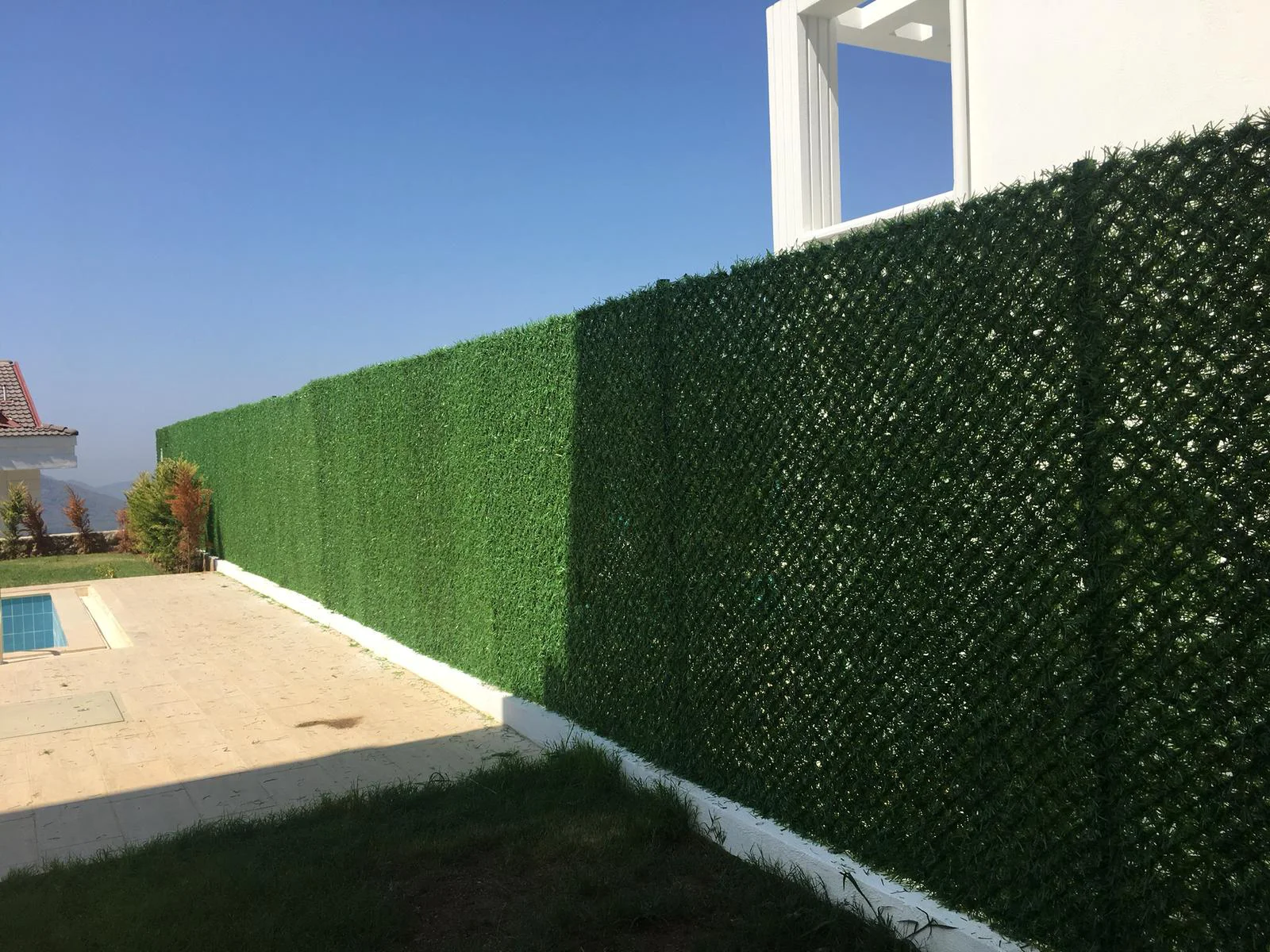 Best price  European artificial grass fence panels manufacturer  for outdoor walls  and privacy usages artificial flower garden