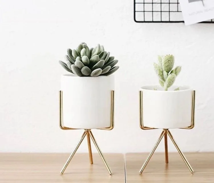 Classic Design Flower Vase With High Quality Retro Gold Iron Metal Vase Antique Finishing Design Desktop Flower Vase