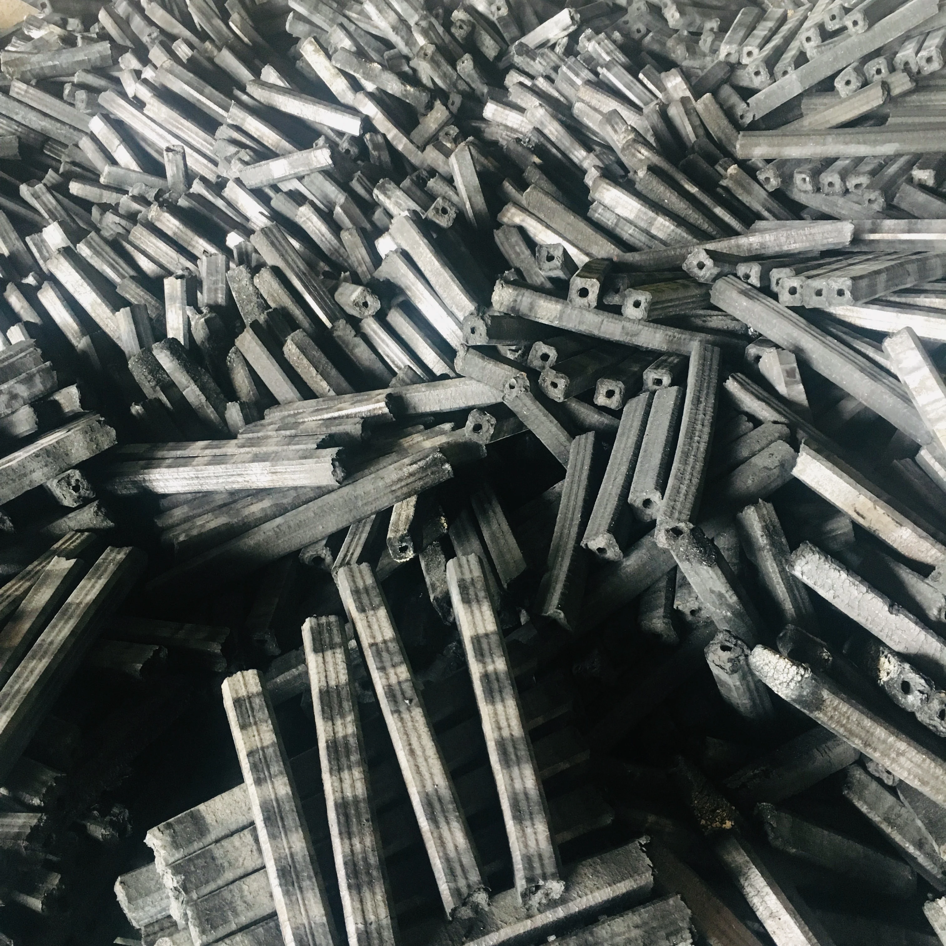 Древесный уголь из Вьетнама с брикетками опилок 8250 ккал/длительное время горения 5-6 часов