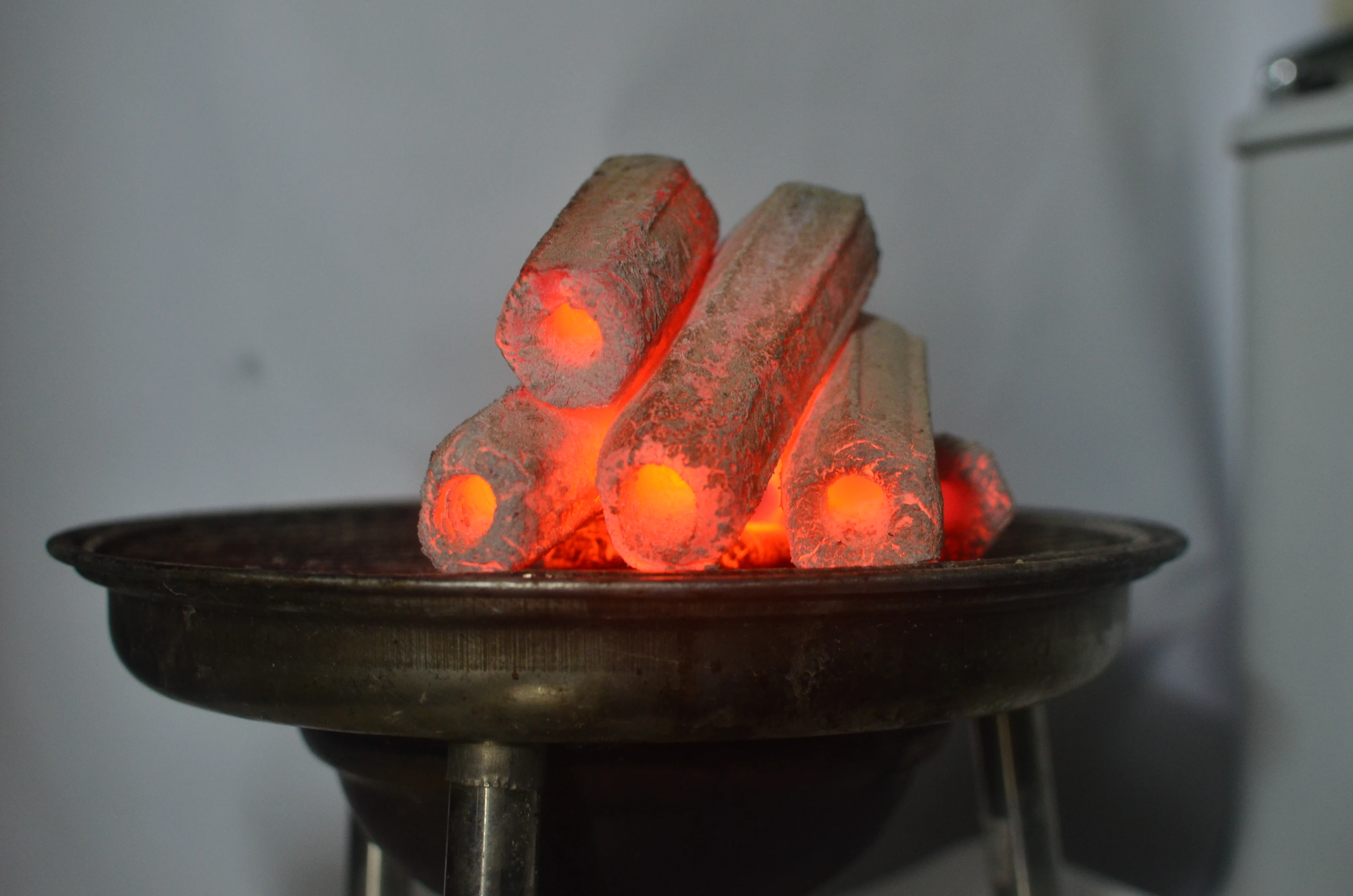 BBQ CHARCOAL WHITE ASH HEXAGONAL SAWDUST CHARCOAL COAL FROM VIETNAM INDONESIA QUALITY EXPORTER