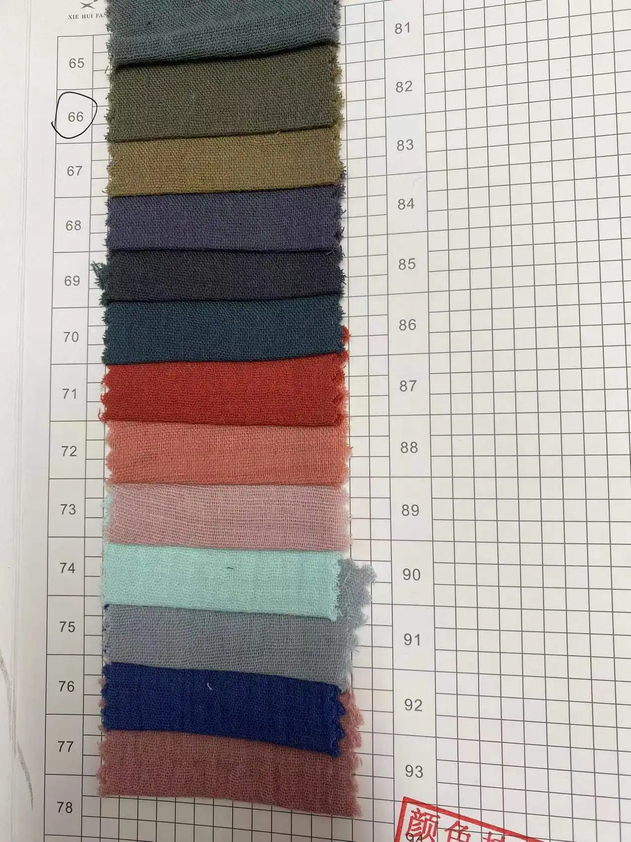 Wholesale rolls cheap baby crepe wrinkle plain dyed solid color soft muslin 100% cotton double gauze fabric