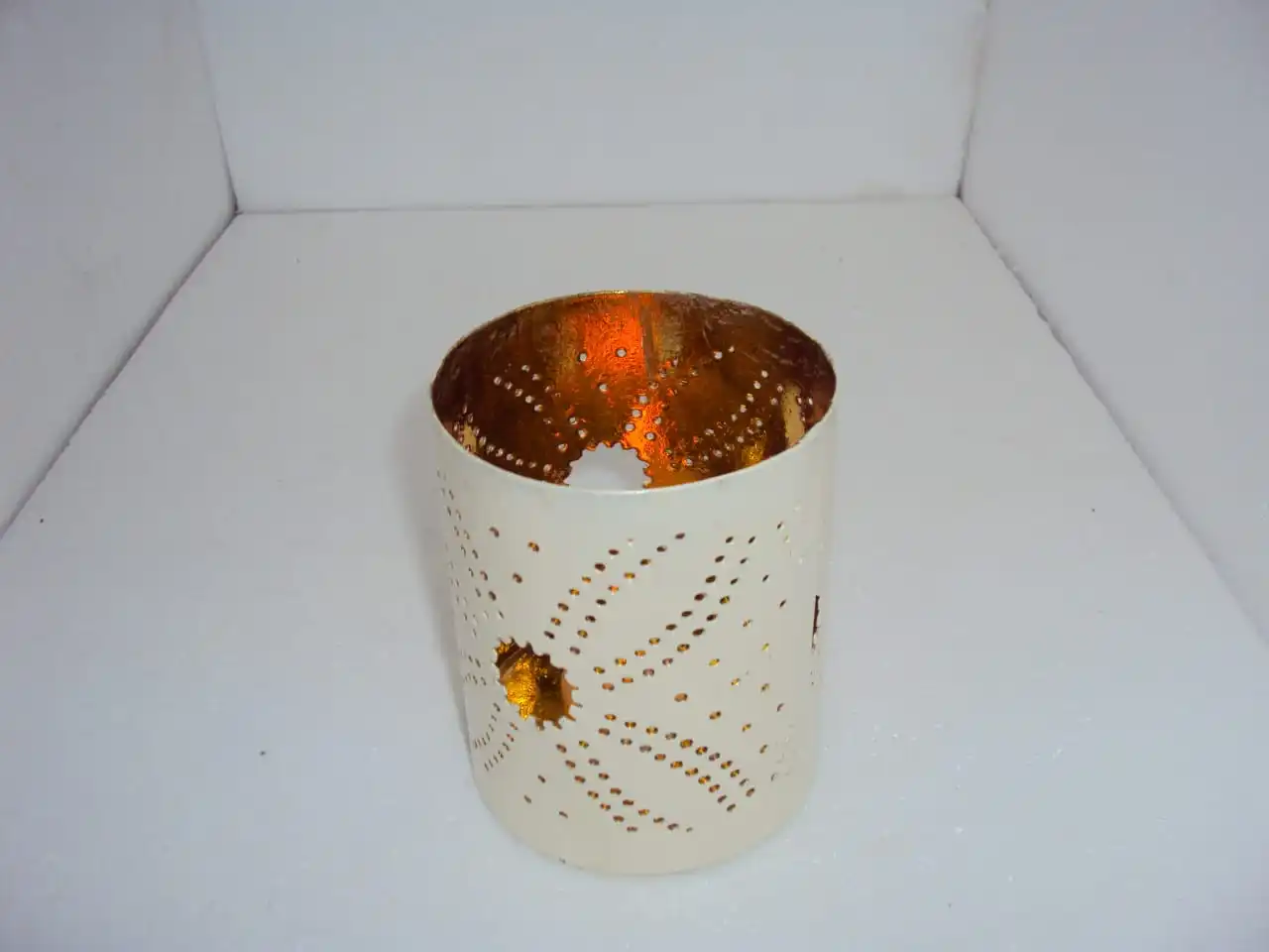  Цилиндрический фонарь с дизайном придающим великолепную текстуру цветка