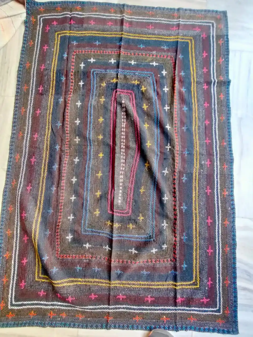 Племенные одеяла и в большом ассортименте этнического дизайна подходящие для дизайнеров интерьера домашнего декора