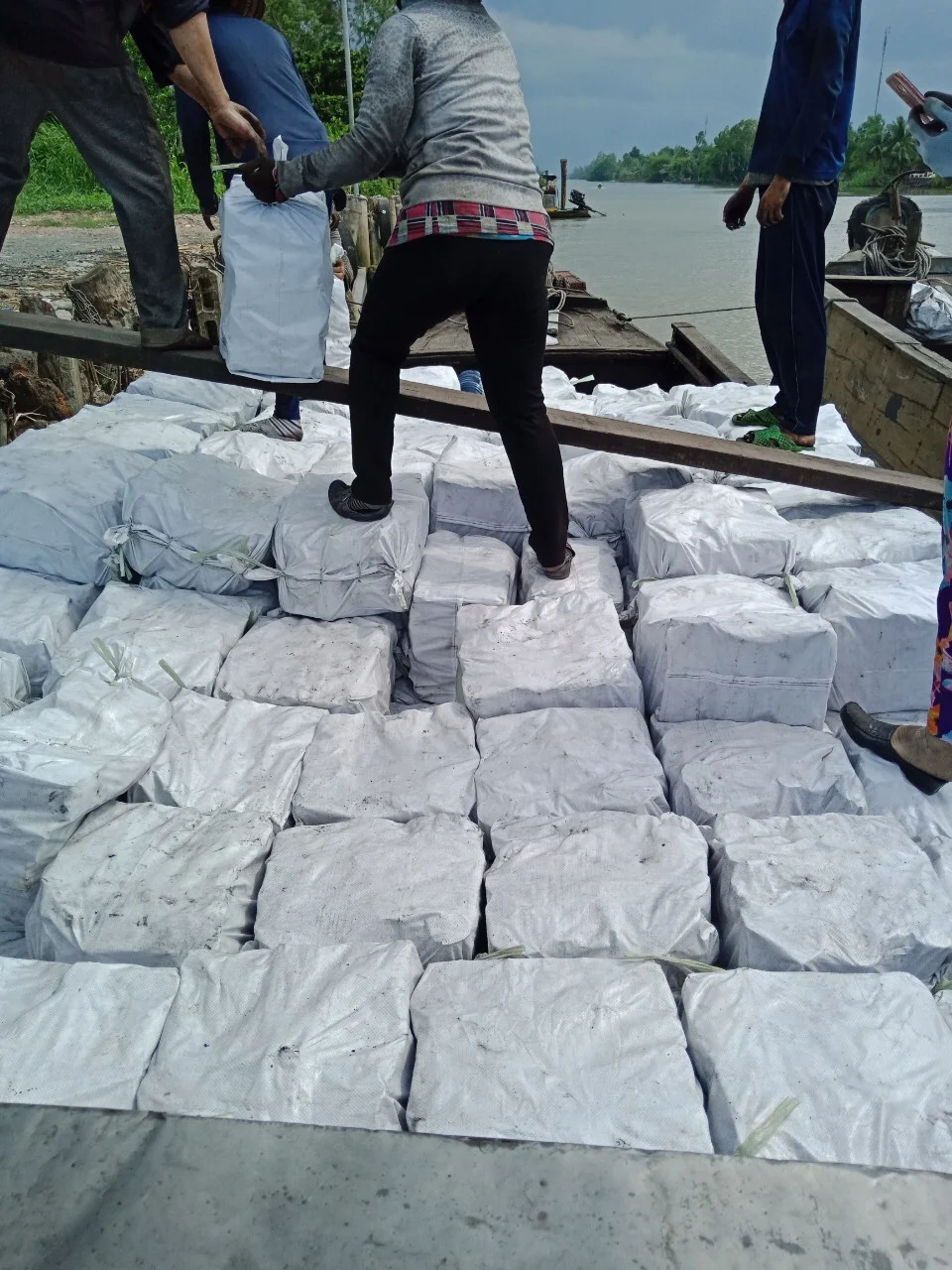 Natural Charcoal for BBQ/GRILL Long burning time/ Buy Bulk charcoal vietnam Mangrove charcoal for sale