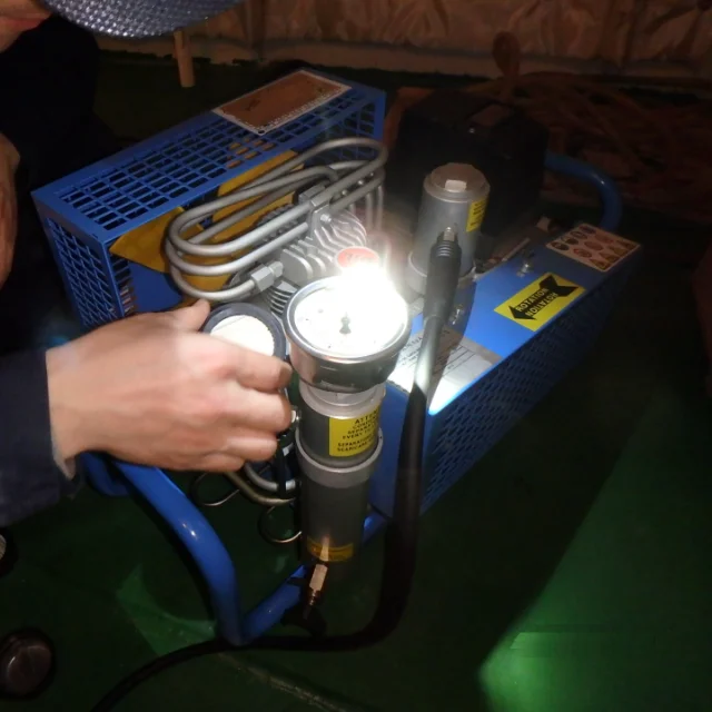 
Воздушный компрессор для осмотра кораблей 