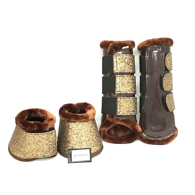 Блестящие ботинки для лошадей.