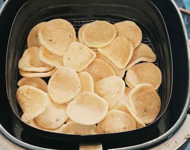 SALTY TASTE AND CRISPY TEXTURE DRIED PRAWN CRACKERS/ SHRIMP CHIPS / MS LAURA  (+84 896611913)