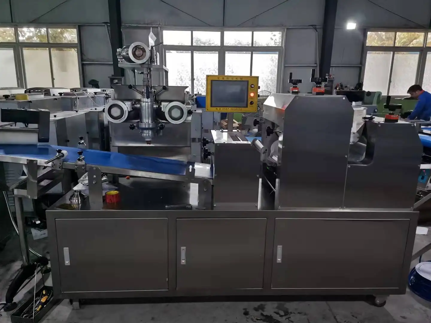 Fully automatic egg yolk crisp durian cake forming machine