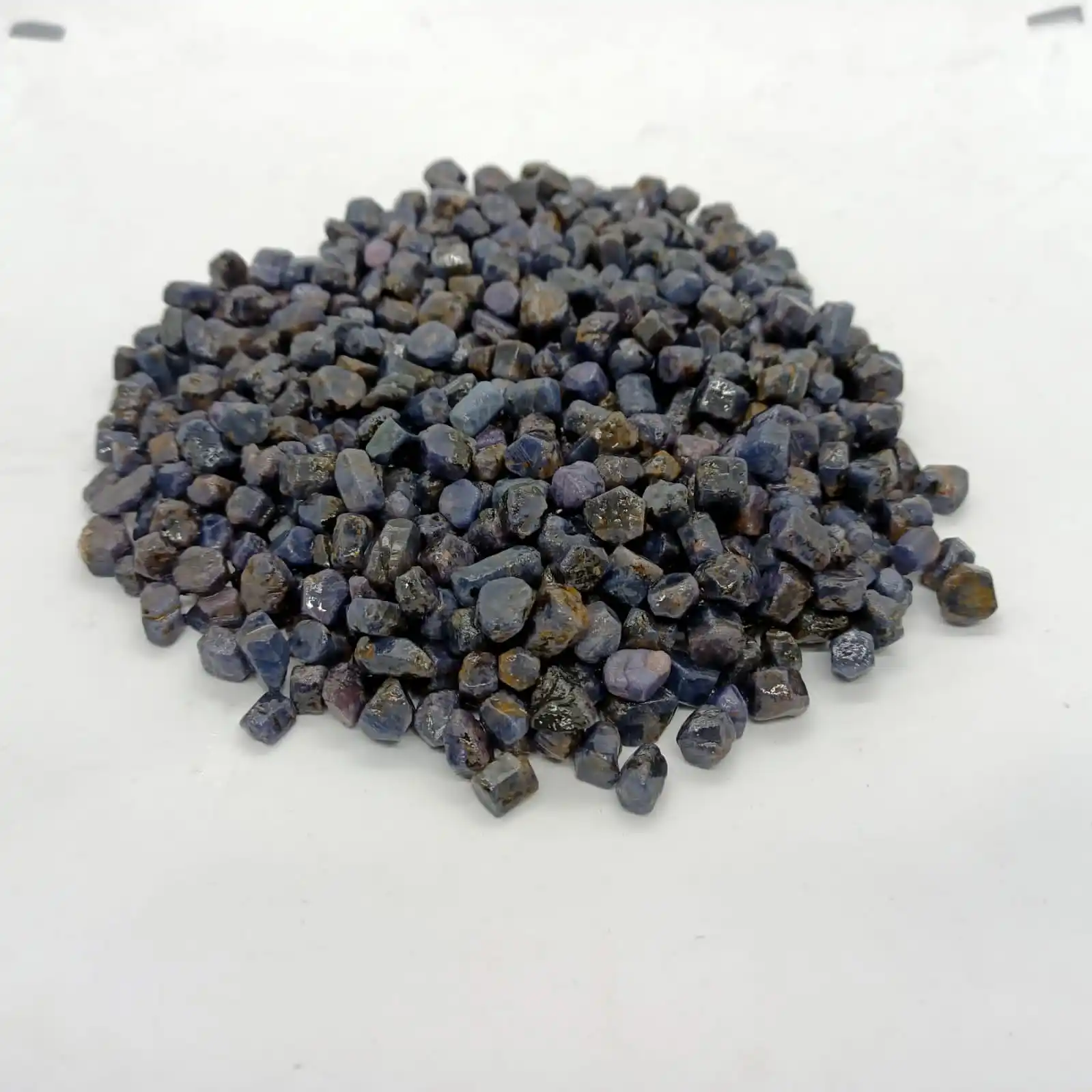  Сапфир сырой грубый неоправленный полудрагоценный камень с украшением в виде кристаллов на день рождения сапфир камни