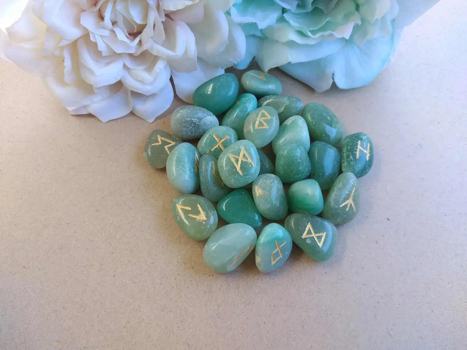 Handmade 25pcs Green Aventurine Elder Futhark Rune Set Reiki Healing Chakra Balance Engraved Quartz Gemstone Model Alfazal Agate