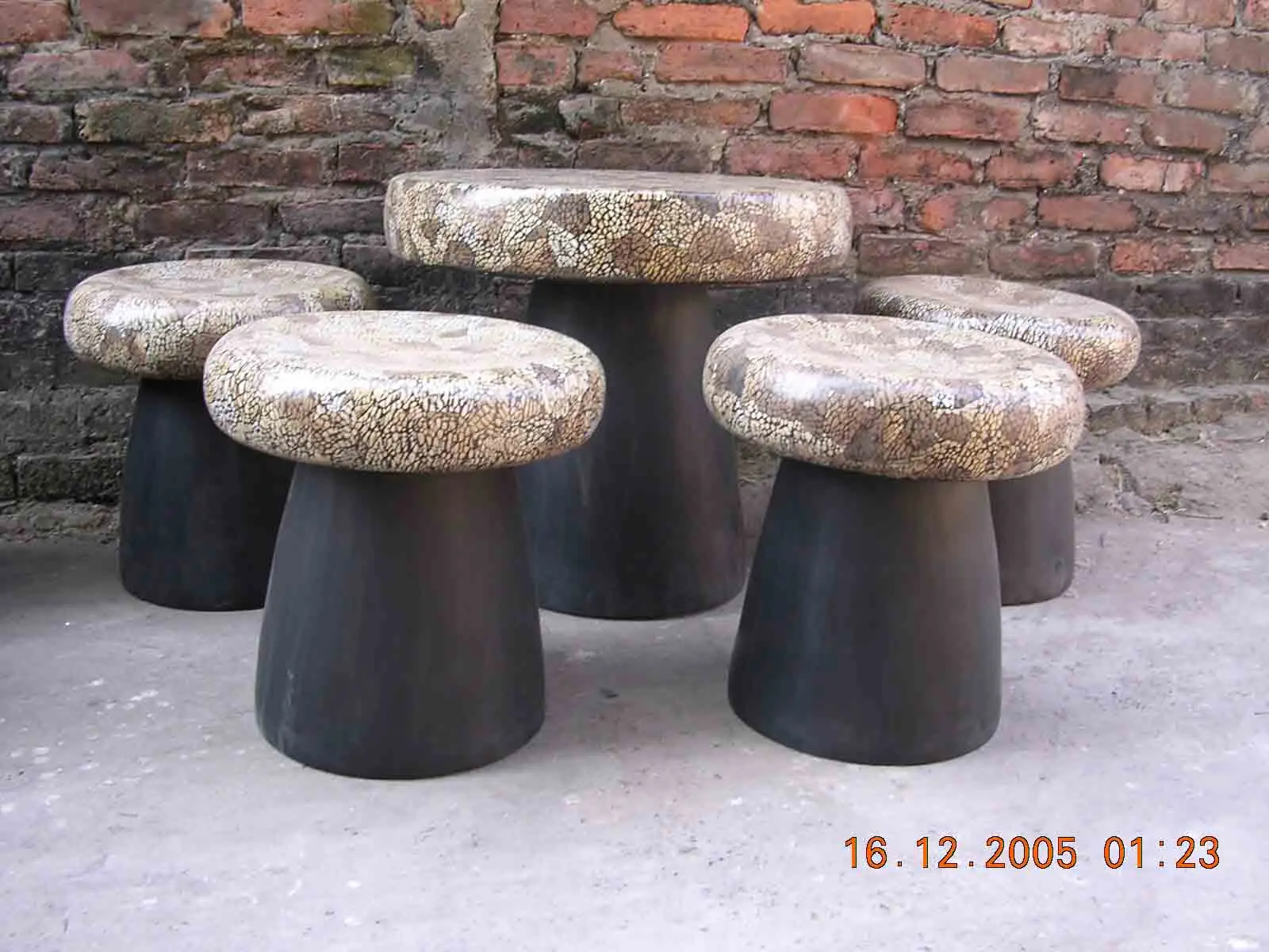 
Round egg-shell lacquer table and stools 