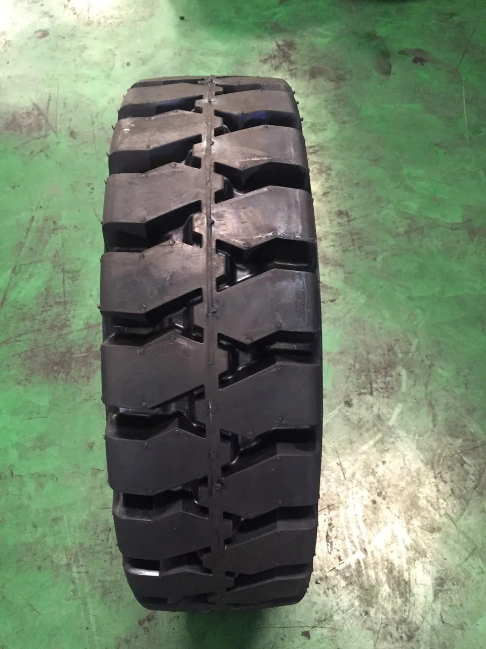 TIRE FOR AGRICULTURAL TRACTOR MACHINE 18.4-30