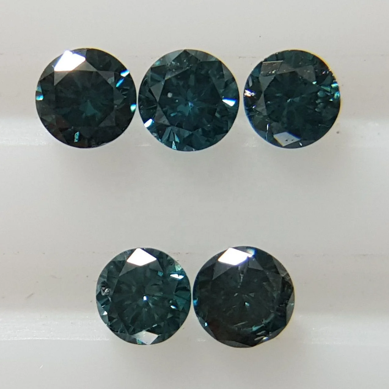 Natural Loose Fancy Blue Diamonds 1.4-1.7mm Brilliant Cut Round Fancy Colour Calibrated for Setting SI Clarity