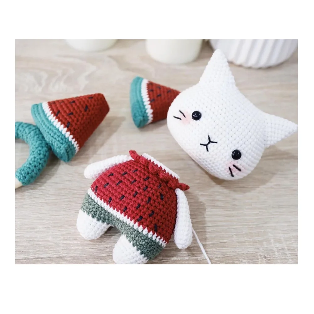 Новый дизайн вязаная кошка красная игрушка с одеждой подарок вязаные крючком игрушки ручной