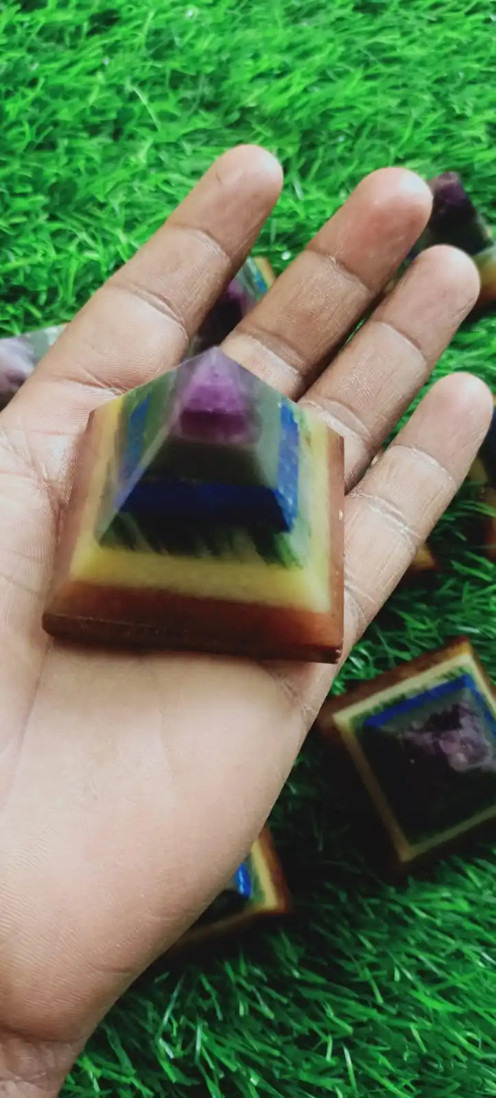 Натуральная ручная резная Пирамида разных цветов в стиле фэн-шуй оргонит семь чакр Кристальные Соединенные пирамиды Сделано Индии