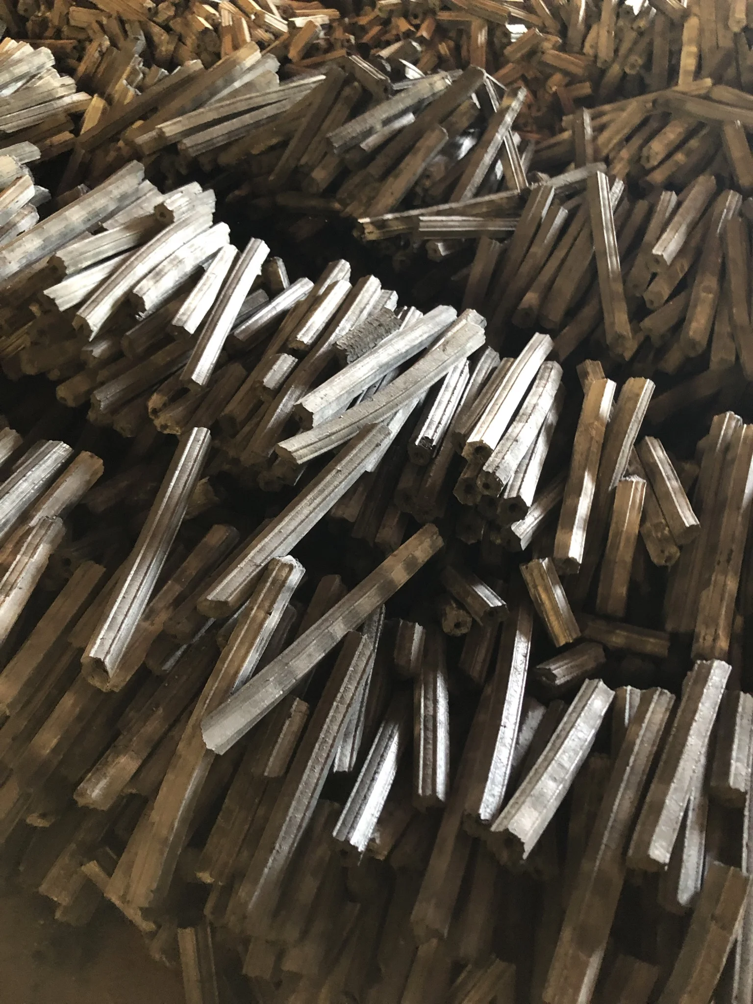 Древесный уголь из Вьетнама с брикетками опилок 8250 ккал/длительное время горения 5-6 часов