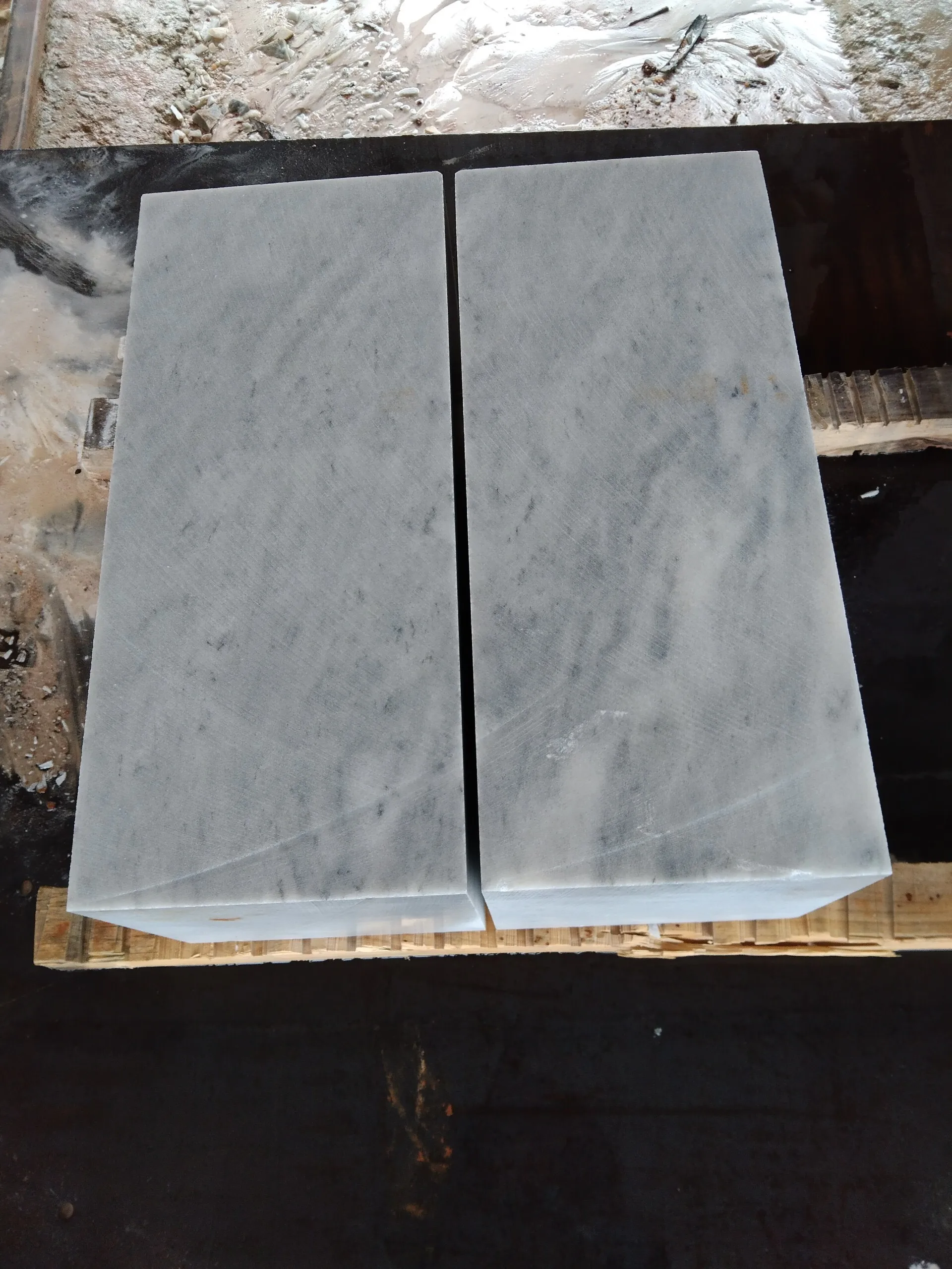 Мрамор из серого доломита с прожилкой