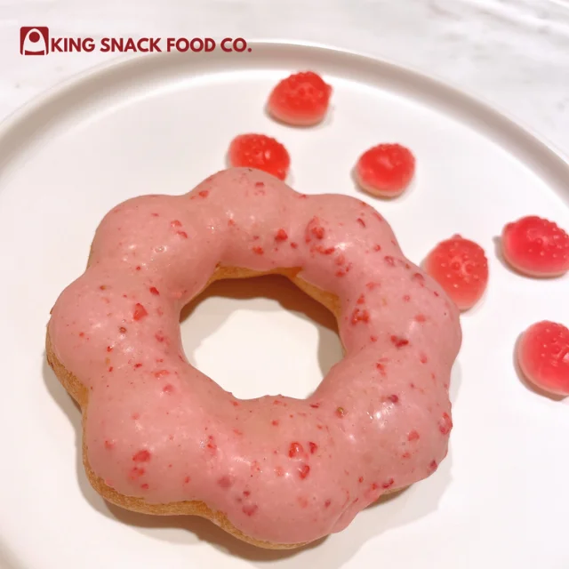 High quality crispy strawberry coating donut party supplies hot sell holiday donuts low calorie