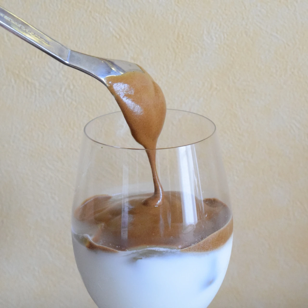 Dalgona кофе коричневый сахар Okinawa Япония смесь мягкий вкус