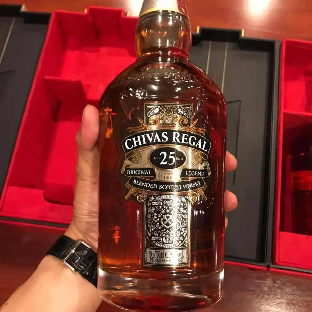 Свежий запас ВИСКИ CHIVAS REGAL с 40% содержанием алкоголя в бутылке
