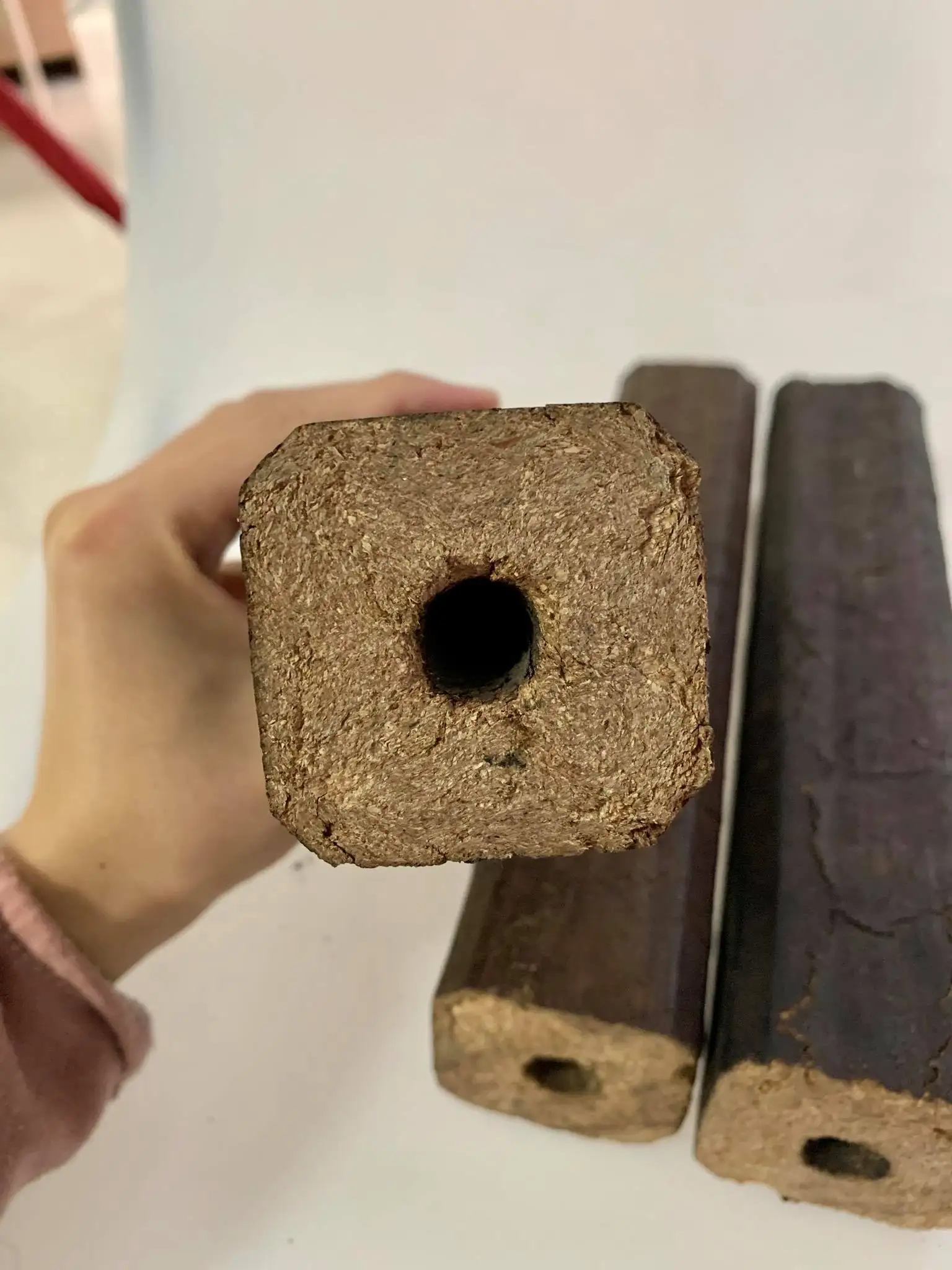  Брикетка из прессованных опилок для производства огнеупорных бревен и древесного угля