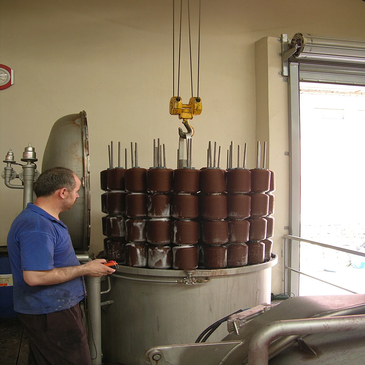 Textile Polyester Cotton Sewing Thread Acrylic Fiber Muff HT HP Bobbin Yarn Dyeing Machine 750 kg