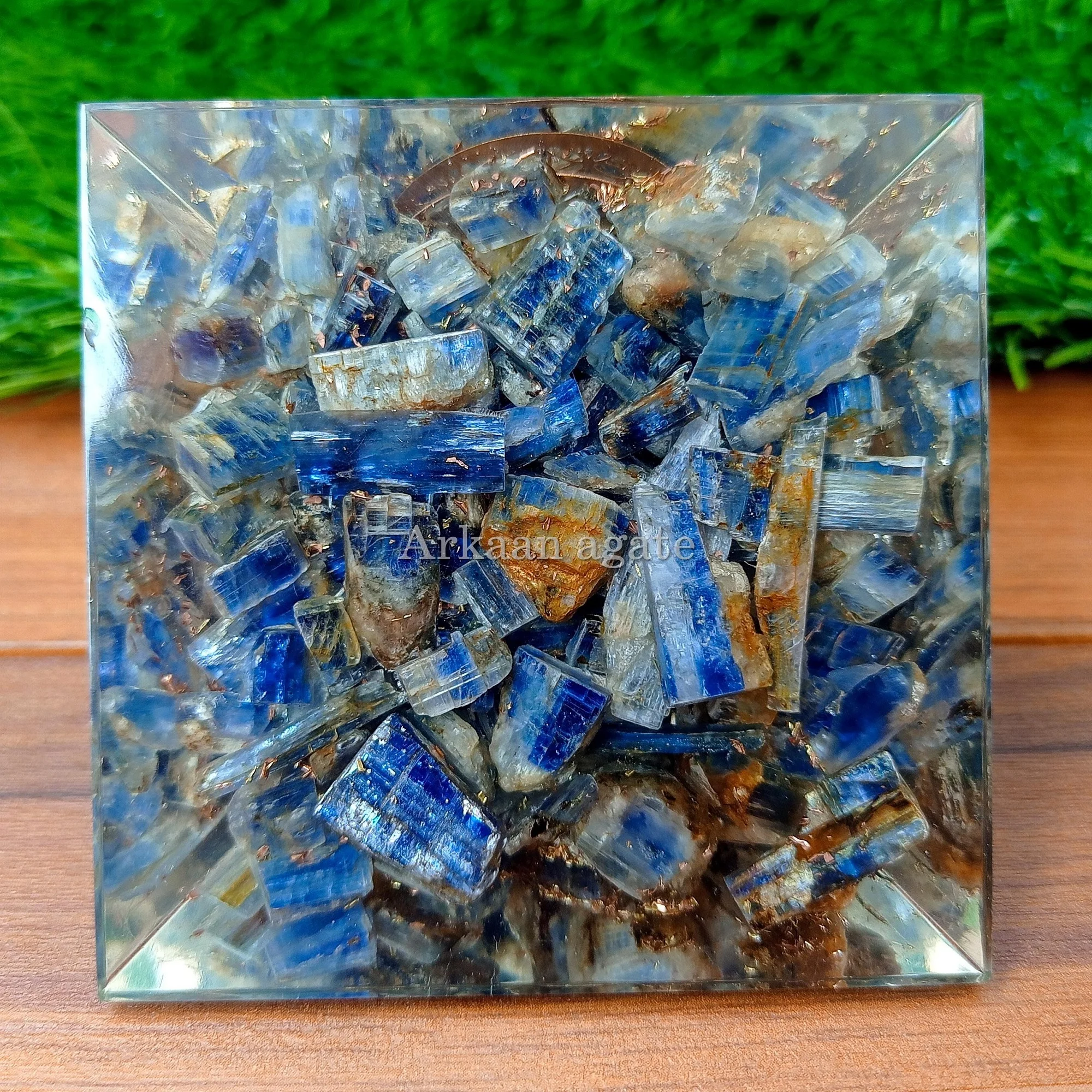 Wholesale Natural Blue Kyanite Stone Orgone Pyramid Metal Copper Bulk Crystal chakra healing orgonite Pyramid For Sale