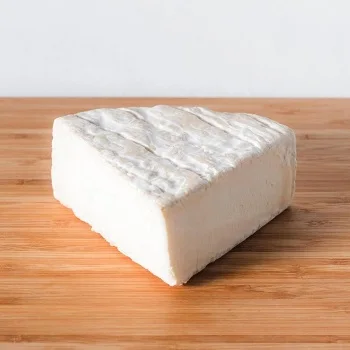 Новый запас измельченного сыра Mozzarella для пиццы