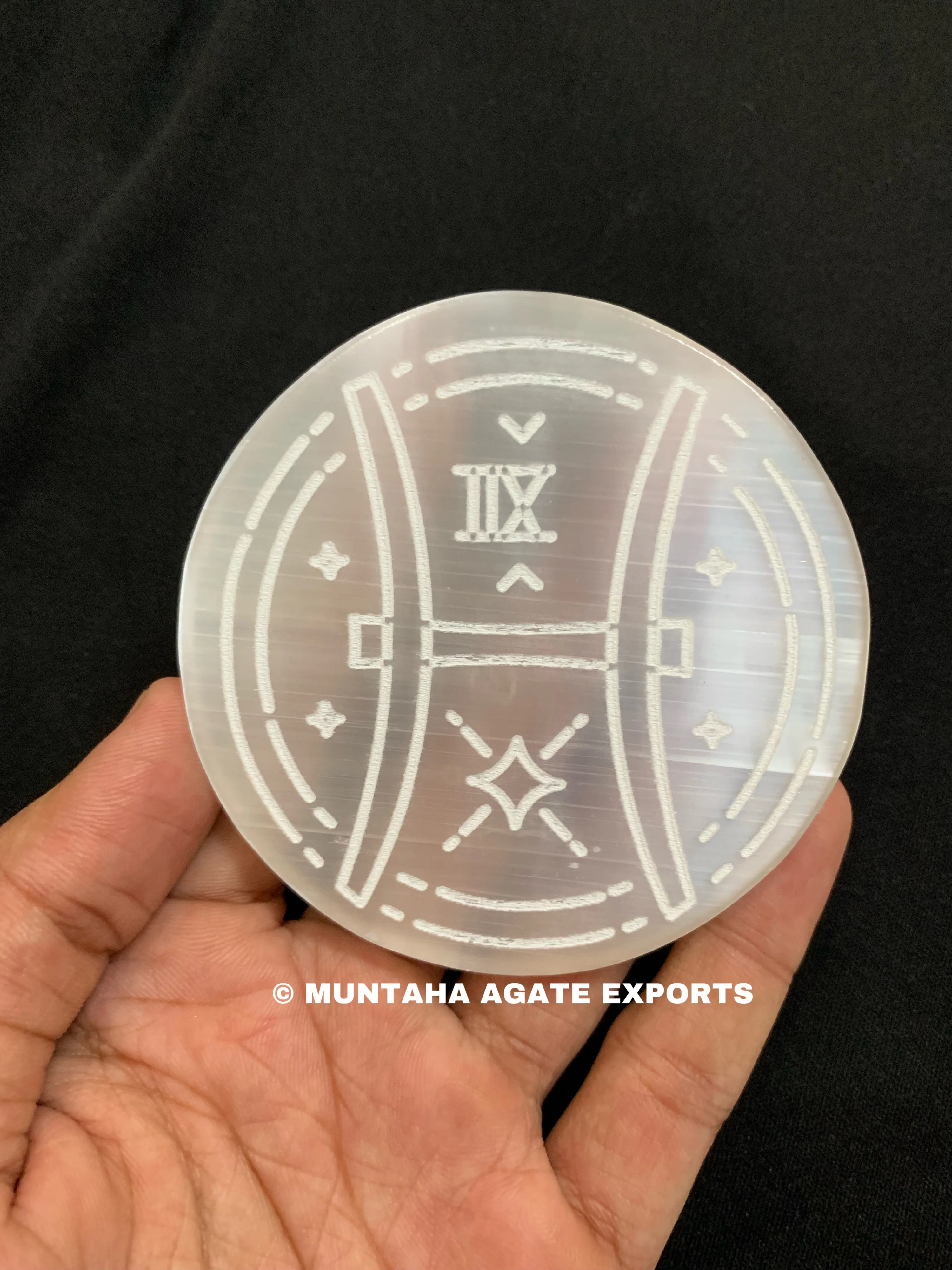 Beautiful Sun Face Engraved Selenite Charging Plate White Crystal round Circle Shape Muntaha Agate round Shape Engraved Plate