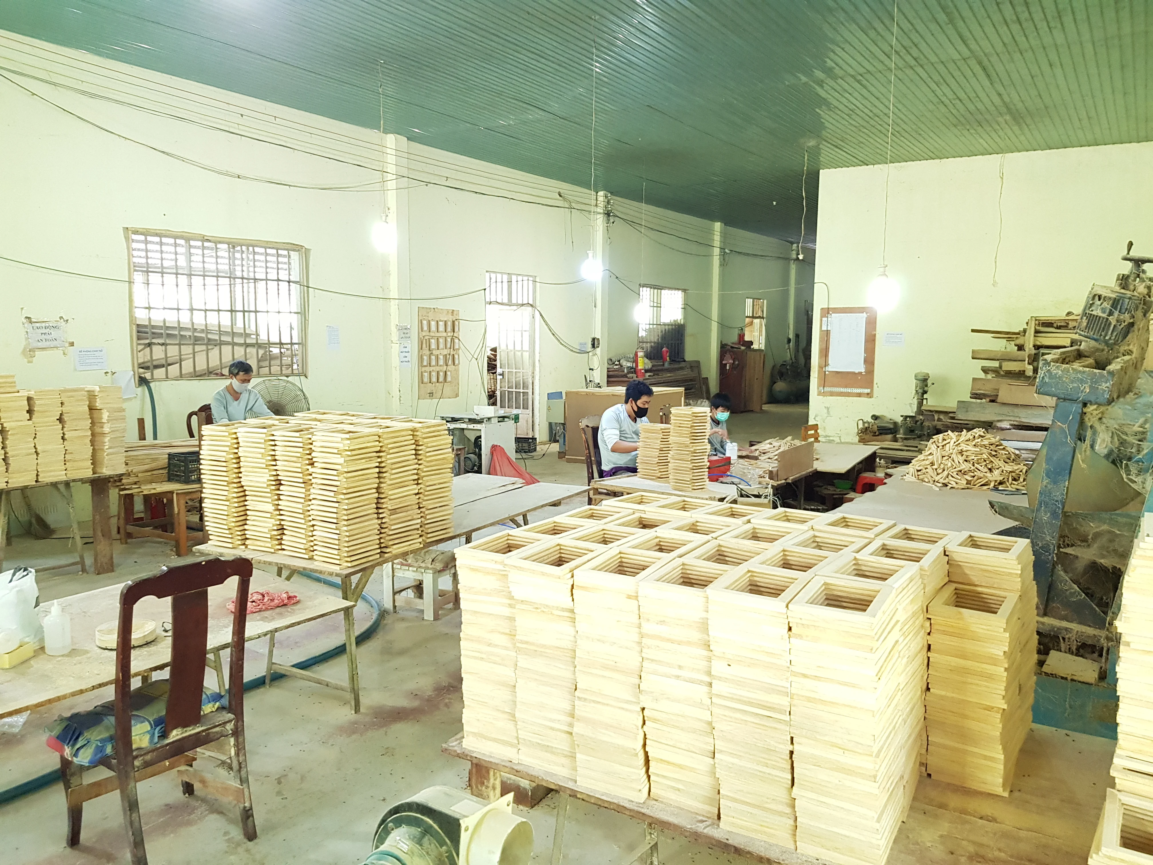 Wholesale 8x11 6x8 5x7 6 Photo Wood Frame Factory Price Colored Customized Sizes 12x16 A1 Square Pattern Iron Metal Paper