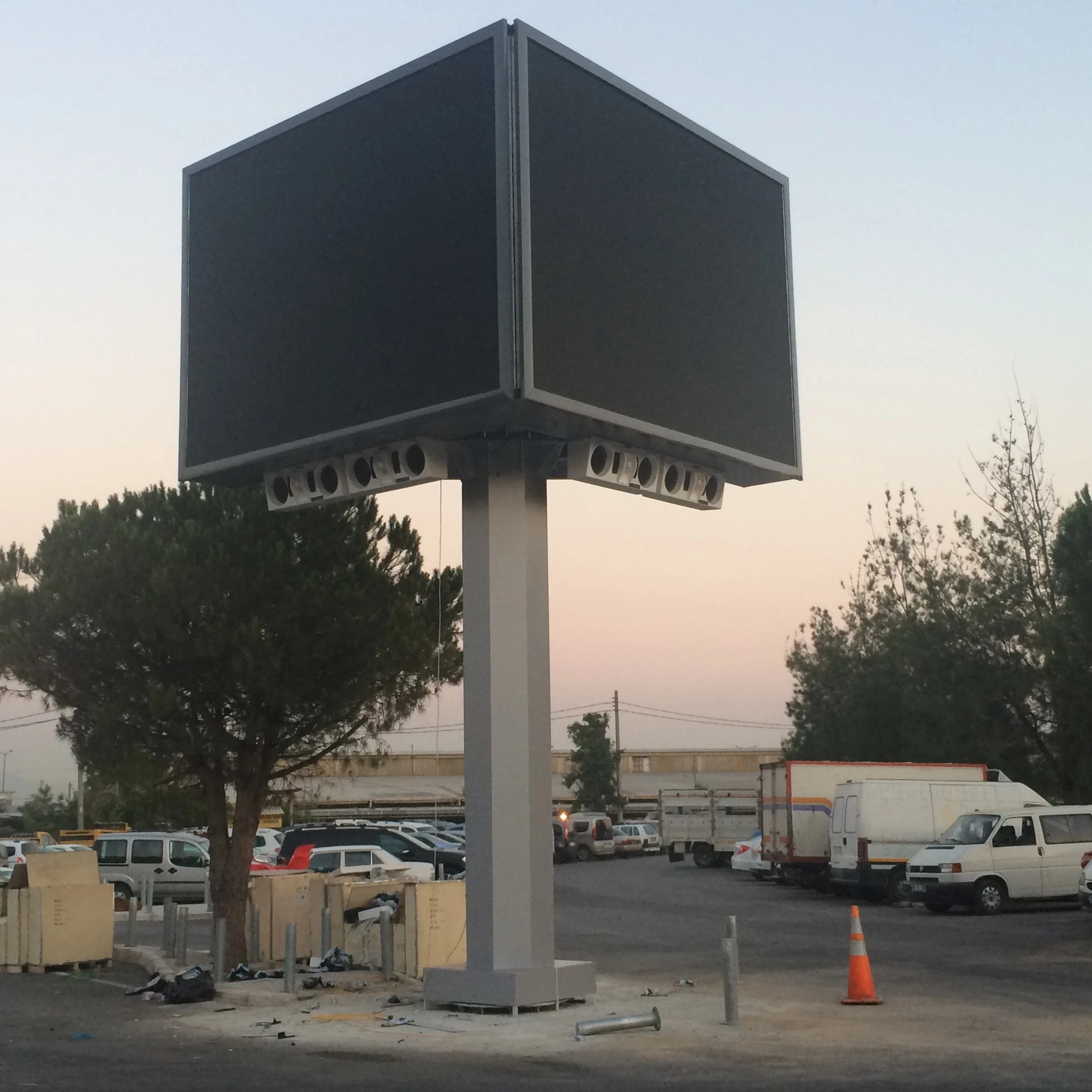 Новый открытый P10 светодиодный экран большой размер 10 мм пиксельный шаг треугольник светодиодный дисплей для внутреннего видео настенный этап использования Медиа Видео ТВ реклама