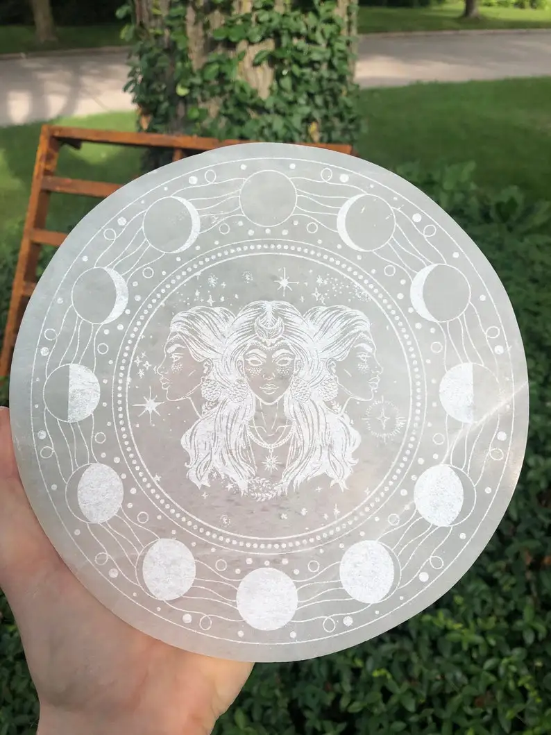 Selenite зарядная пластина с тремя Богинями гравированная сетчатая для исцеления заряжаемых кристаллов полудрагоценный камень