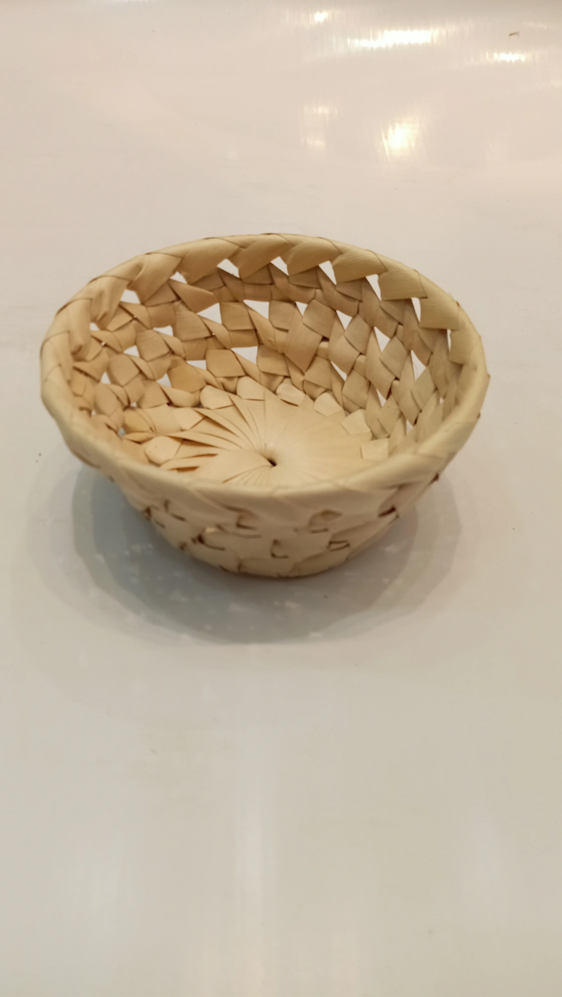 Hot Sale Natural Palm Leaf Basket Unisex Vintage European Style Decorative Color Wicker Bamboo Fiber Open Oval Box Options
