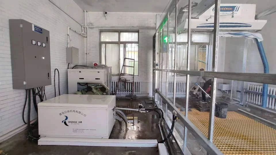 Single arm touchless car washing machine with high pressure water sprinkler