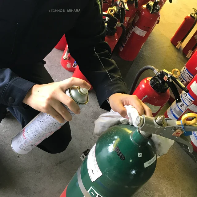 Проверка машины для розлива огнетушителя, пожарных труб