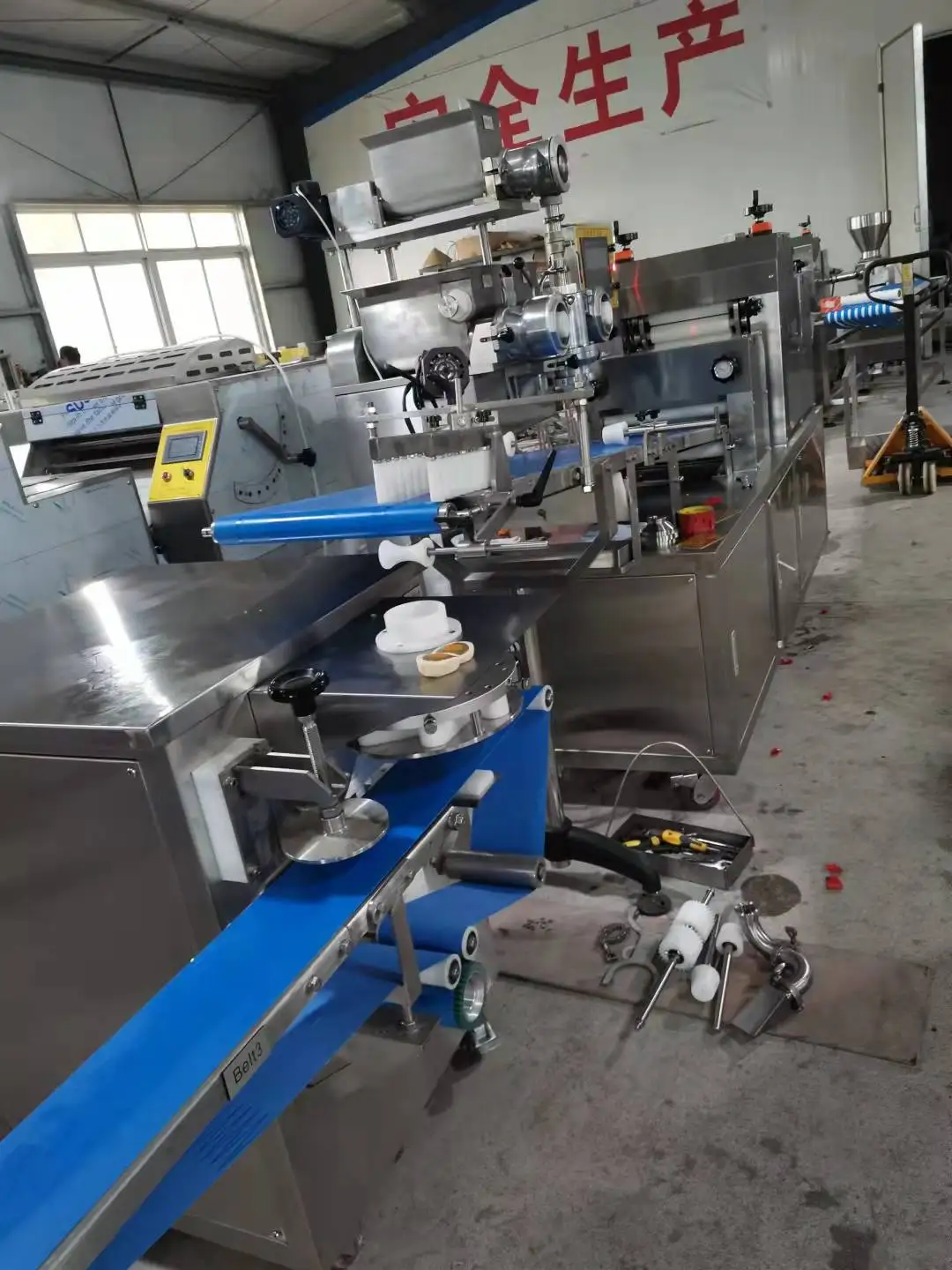 Fully automatic egg yolk crisp durian cake forming machine