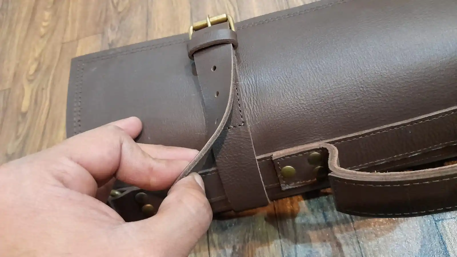 Hot Sale Custom Logo Natural Leather Knife Roll Storage Bag Leather Made Fit Pocket Adjustable Shoulder Strap Knife Case Roll