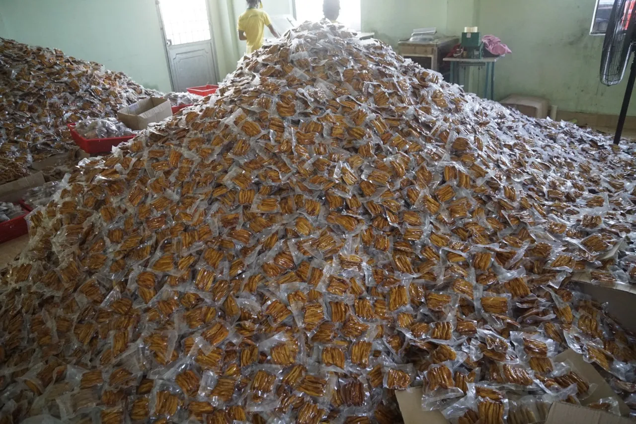 Fruit & Vegetable Product 100% Organic Long Shape Snack Yellow Open Air Dried Banana With Packing In Vacuum Pack From Vietnam