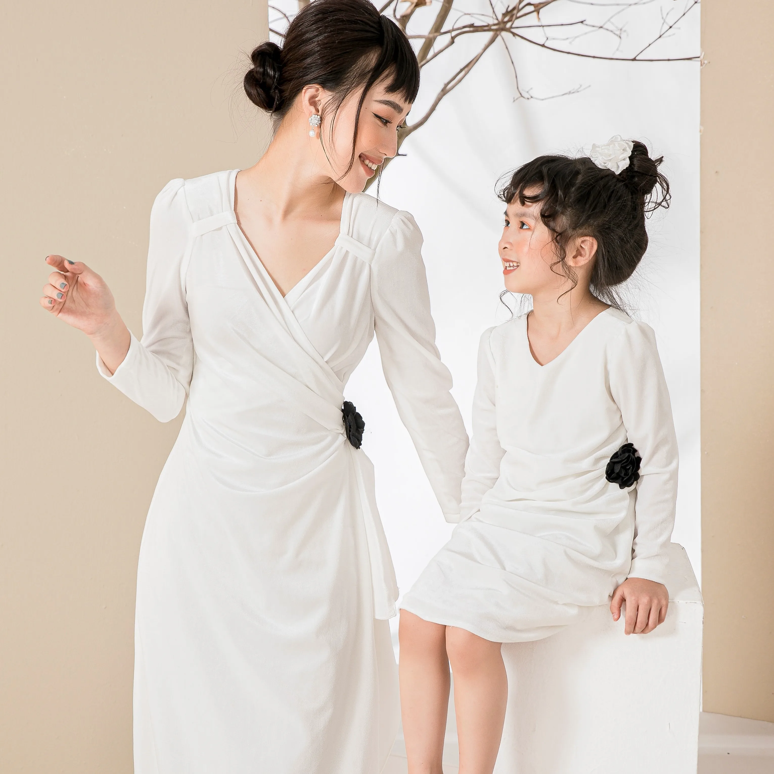 
Оптовая продажа, высококачественная семейная одежда для родителей и детей, подходящая одежда для матери и дочери, вельветовая белая женская одежда с длинным рукавом для детей 