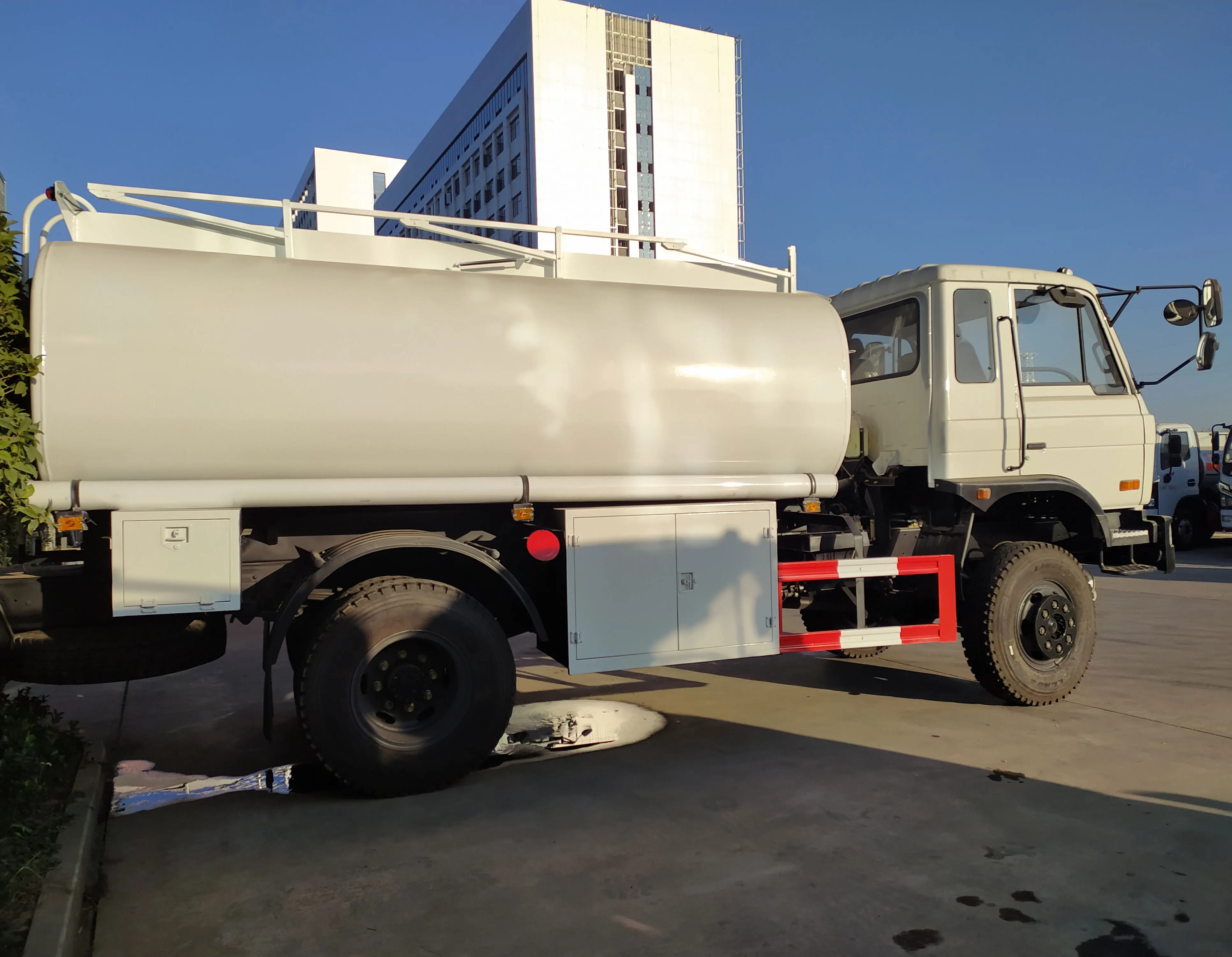 dongfeng 4*2 12 cubic meters fuel tank truck oil tanker truck for sale