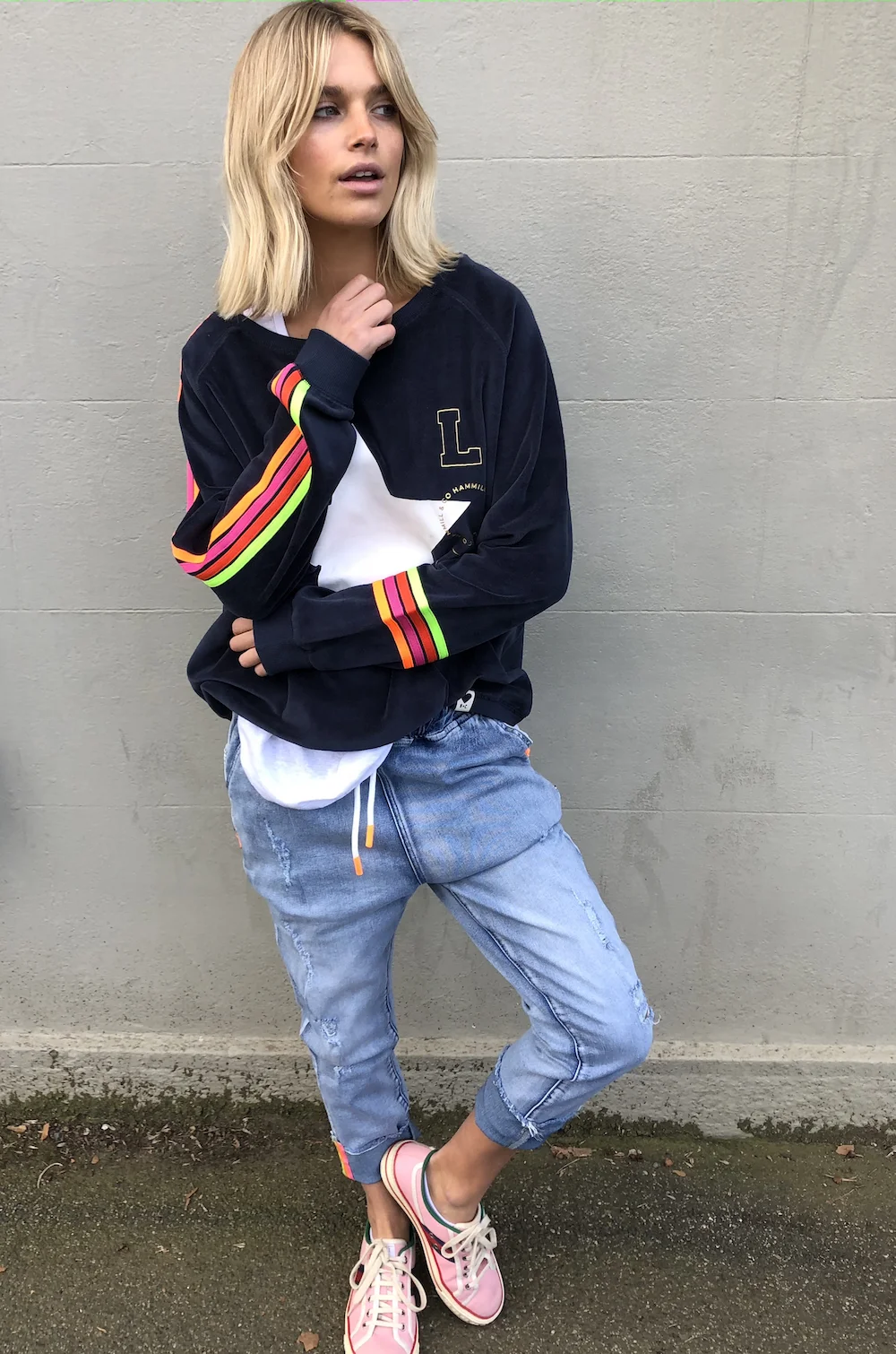 Hot selling printed women hoodies pullover sweaters in black color