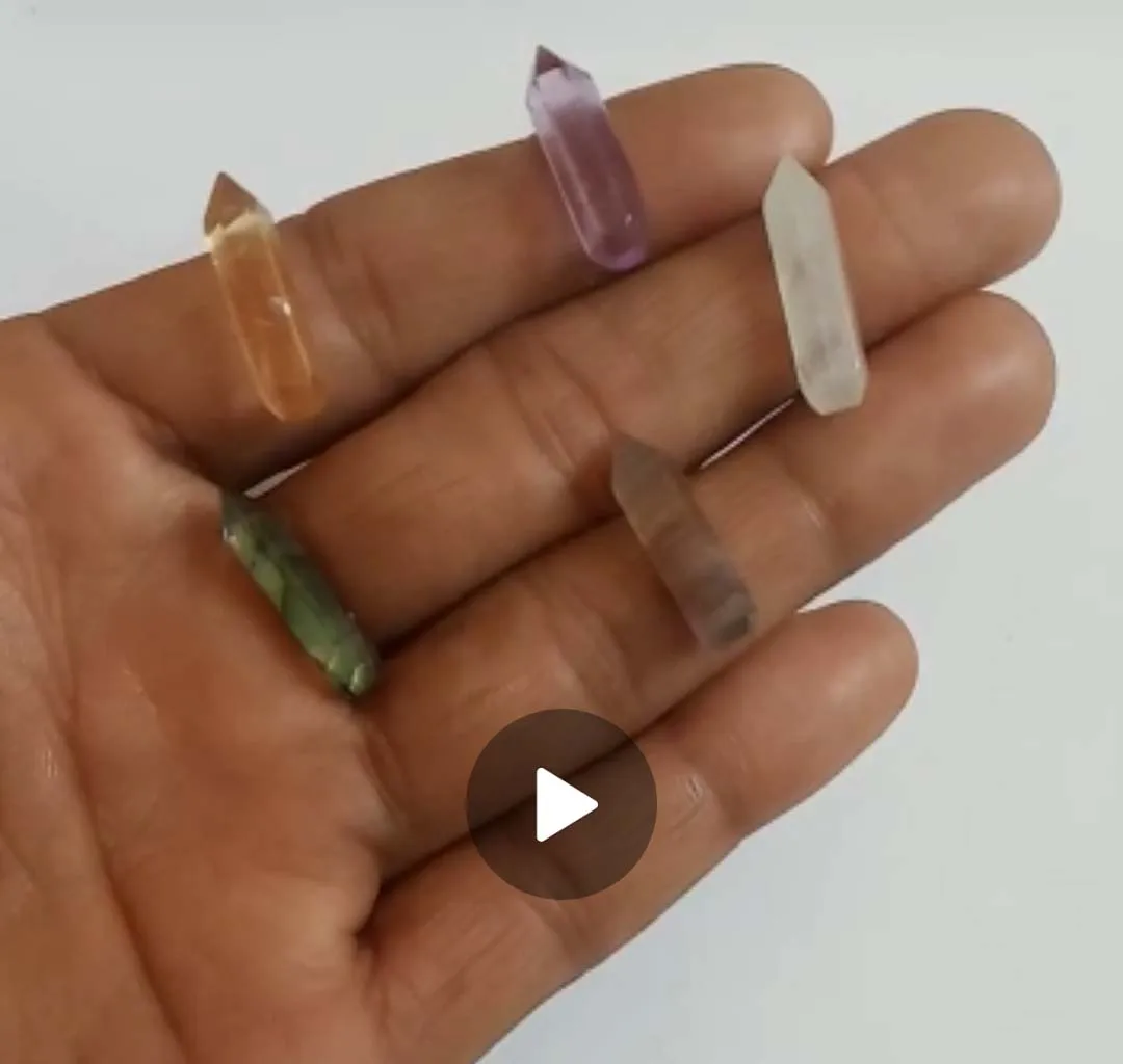 Одиночная вышитая башня с кристаллами