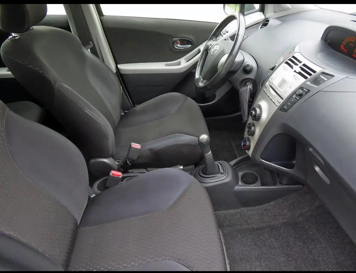 Горячее предложение б/у 2007 T0y0ta Yaris 4 дверей имеющихся в наличии для продажи с большой скидкой свяжитесь нами прямо сейчас