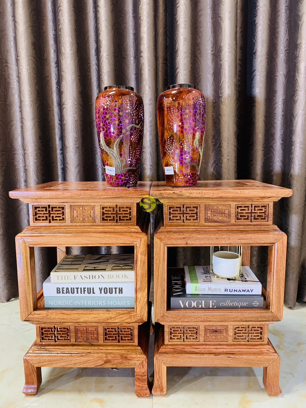 Wooden vase with 3D drawing outside