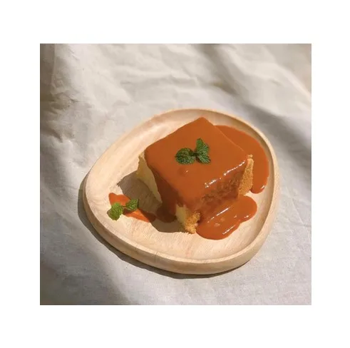 Маленький деревянный поднос в форме камня очень милый для демонстрации