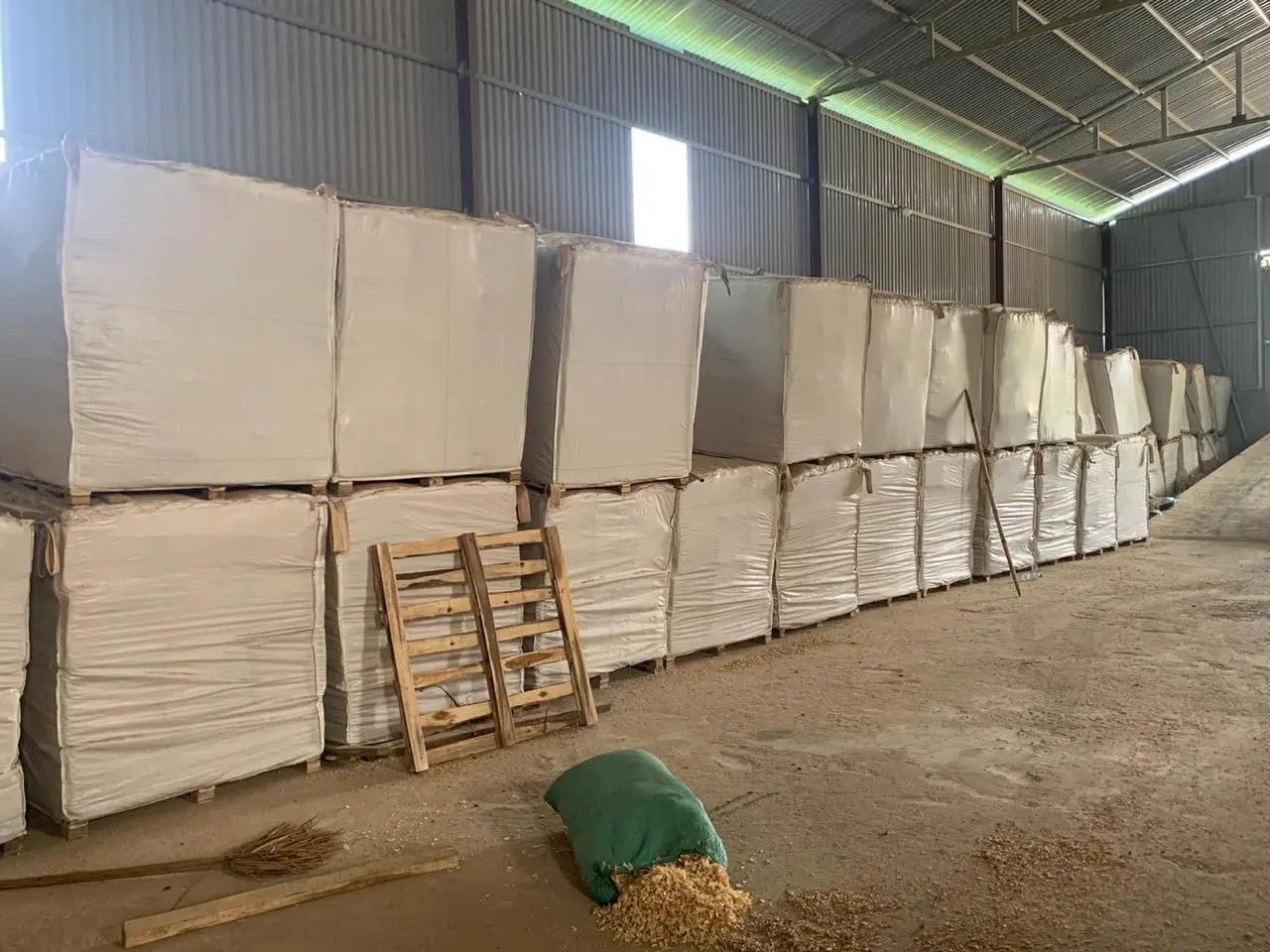 Best Quality Pine Wood Fertilizer /wood Shaving For Animal Bedding Super soft with size 15mm/ Wholesale wood shaving