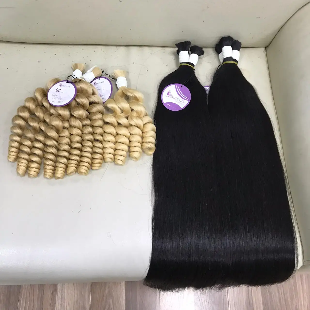  Оптовая продажа натуральные человеческие волосы для наращивания выровненные кутикулы без повреждений плетения до 32 дюймов все цвета