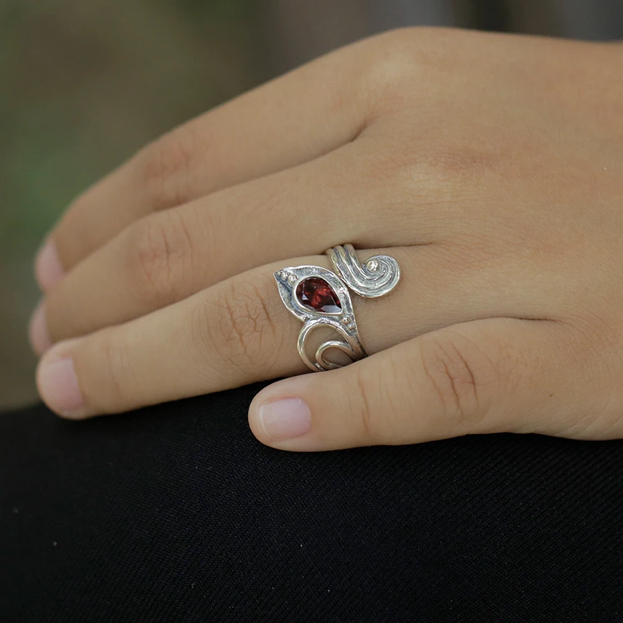 
Leaf Waves Silver Ring with Garnet 