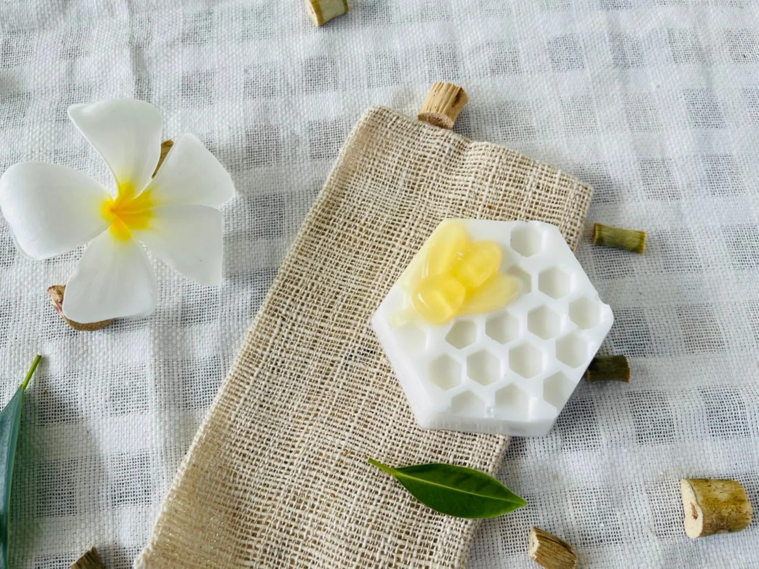 Costom 80g. Honey and Collagen Soap Bath Toilet Soap Whitening Clean & Clear Handmade Glycerin  Quality Products From  Thailand